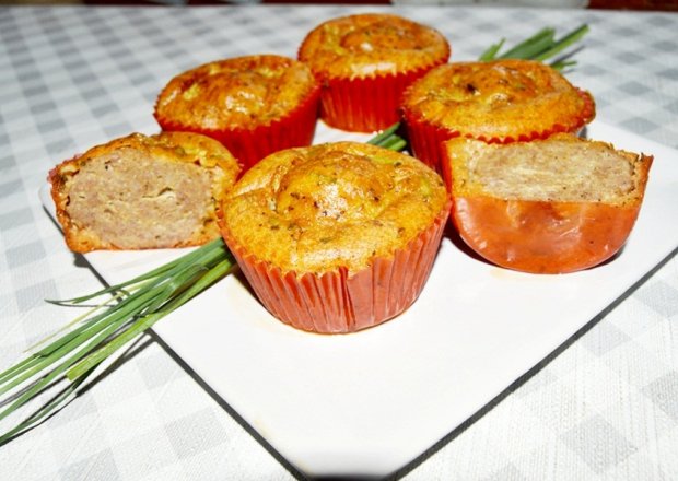 Fotografia przedstawiająca Pomidorowe muffiny z pulpecikami
