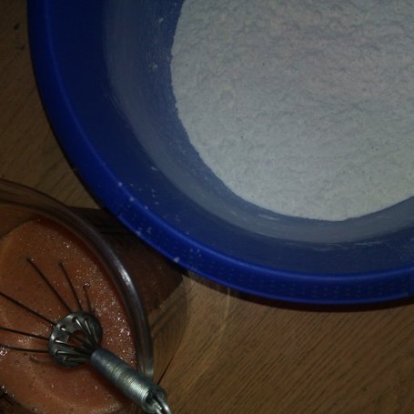 Krok 1 - Pomidorowe muffiny z serem i parówką foto
