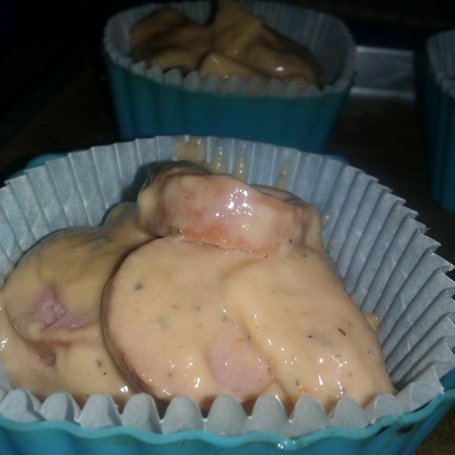 Krok 4 - Pomidorowe muffiny z serem i parówką foto