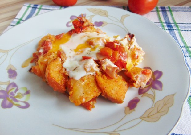 Fotografia przedstawiająca Pomidorowe śniadanko z grzankami i jajkiem