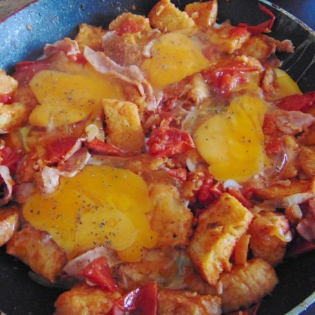 Krok 3 - Pomidorowe śniadanko z grzankami i jajkiem foto