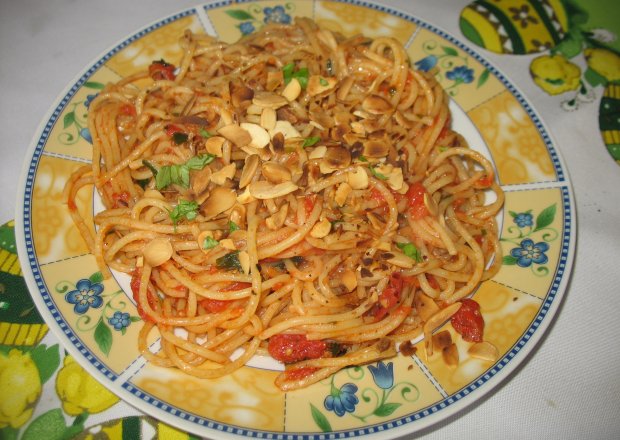 Fotografia przedstawiająca Pomidorowe spaghetti z bazylią i migdałami