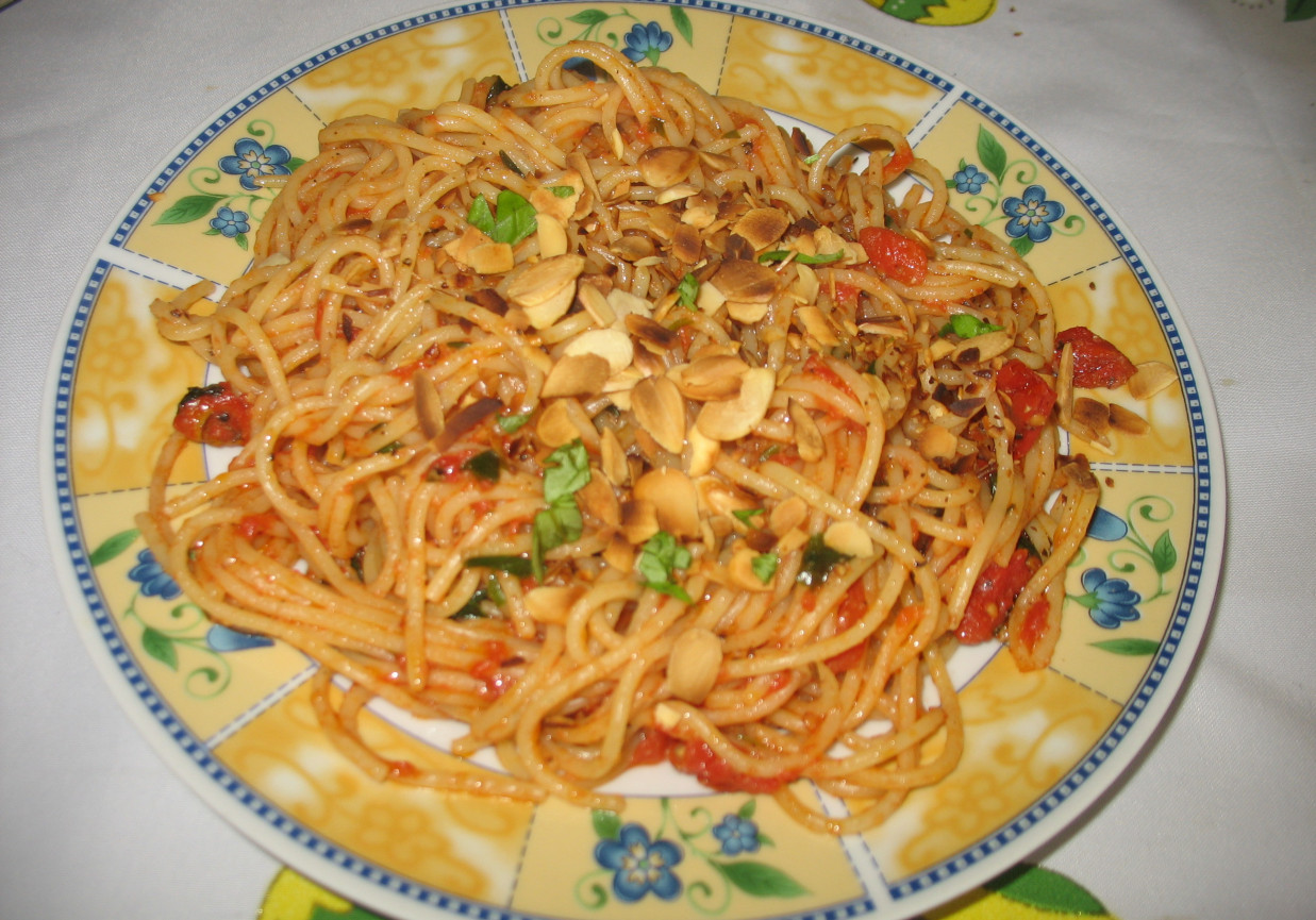 Pomidorowe spaghetti z bazylią i migdałami foto