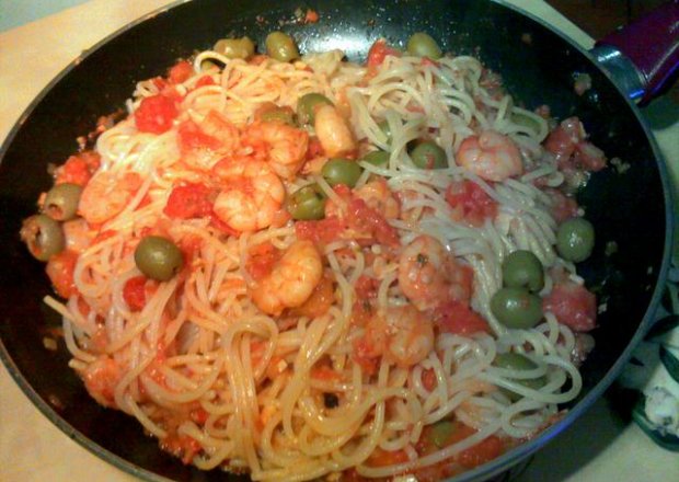 Fotografia przedstawiająca Pomidorowe spaghetti z krewetkami i oliwkami