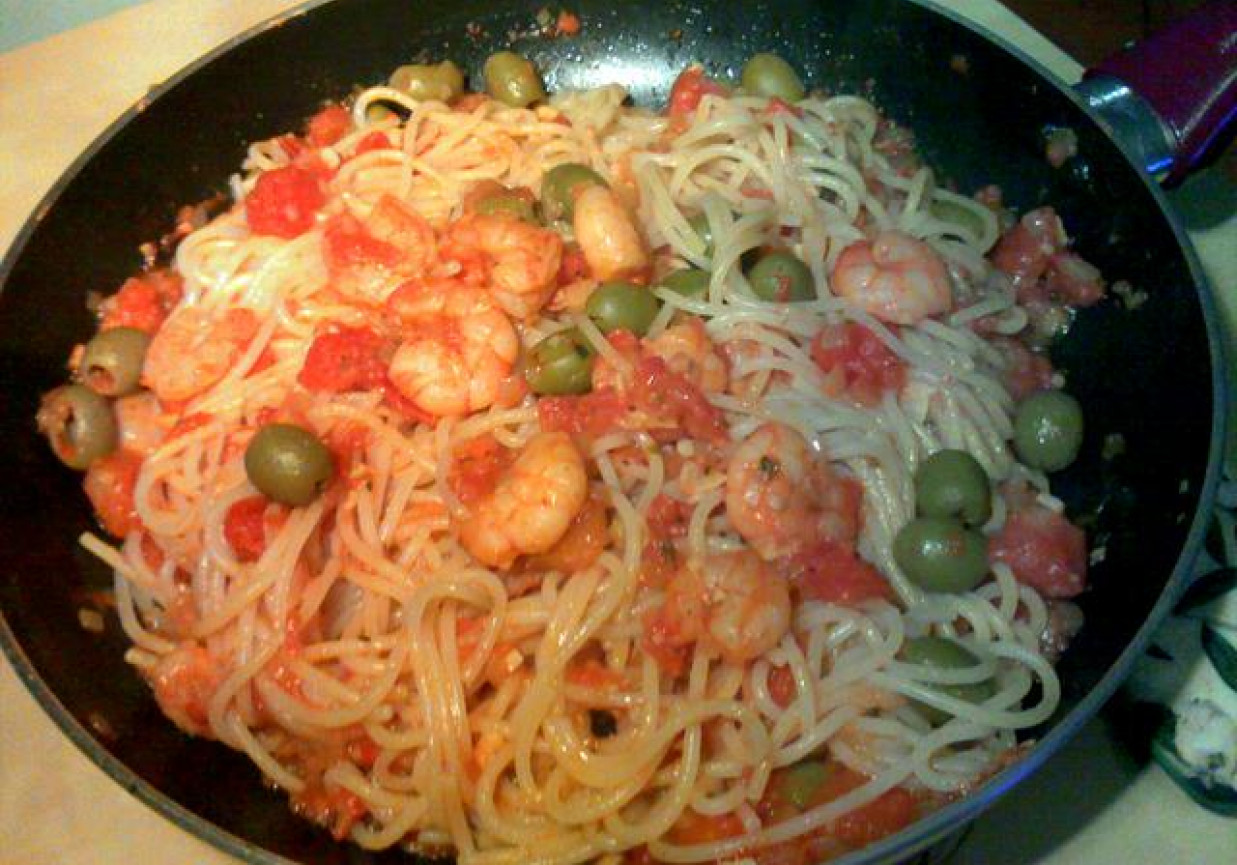 Pomidorowe spaghetti z krewetkami i oliwkami foto