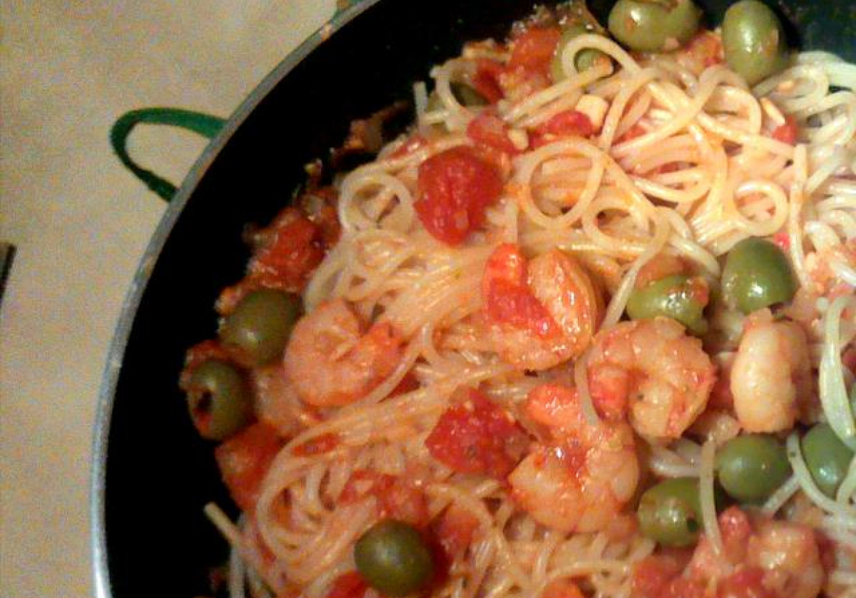 Pomidorowe spaghetti z krewetkami i oliwkami foto