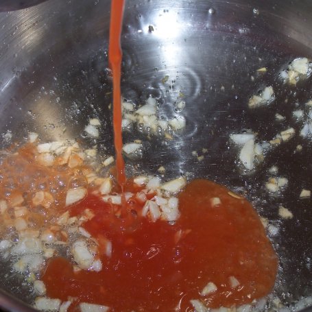 Krok 1 - Pomidorowe świderki, czyli makaron z kurczakiem w sosie na bazie czosnku foto
