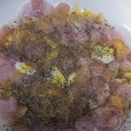 Krok 2 - Pomidorowe świderki, czyli makaron z kurczakiem w sosie na bazie czosnku foto
