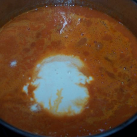 Krok 3 - Pomidorowe świderki, czyli makaron z kurczakiem w sosie na bazie czosnku foto