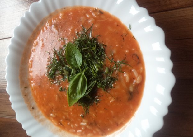 Fotografia przedstawiająca Pomidorówka na bazie młodych warzyw -z dodatkiem świezego koperku :)