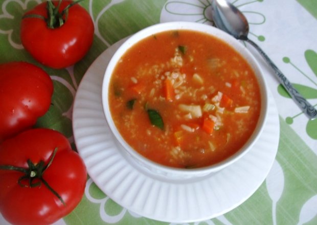 Fotografia przedstawiająca Pomidorówka warzywna z ryżem