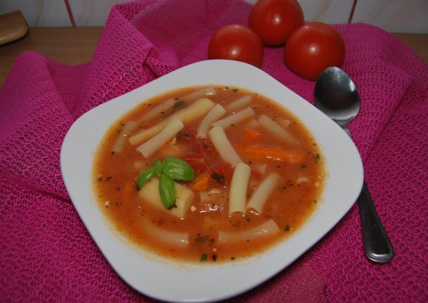 Fotografia przedstawiająca Pomidorówka z bazylią i makaronem rurki