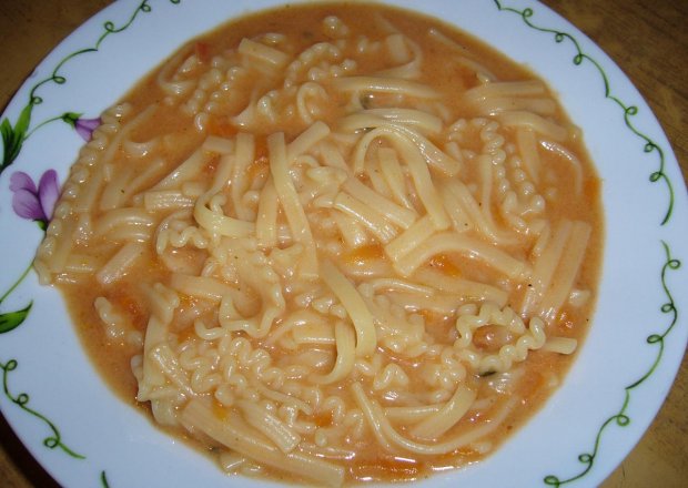 Fotografia przedstawiająca Pomidorówka z makaronem