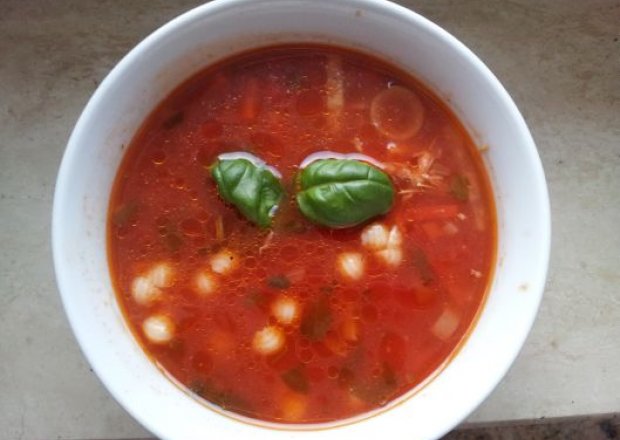 Fotografia przedstawiająca Pomidorówka z muszelkami