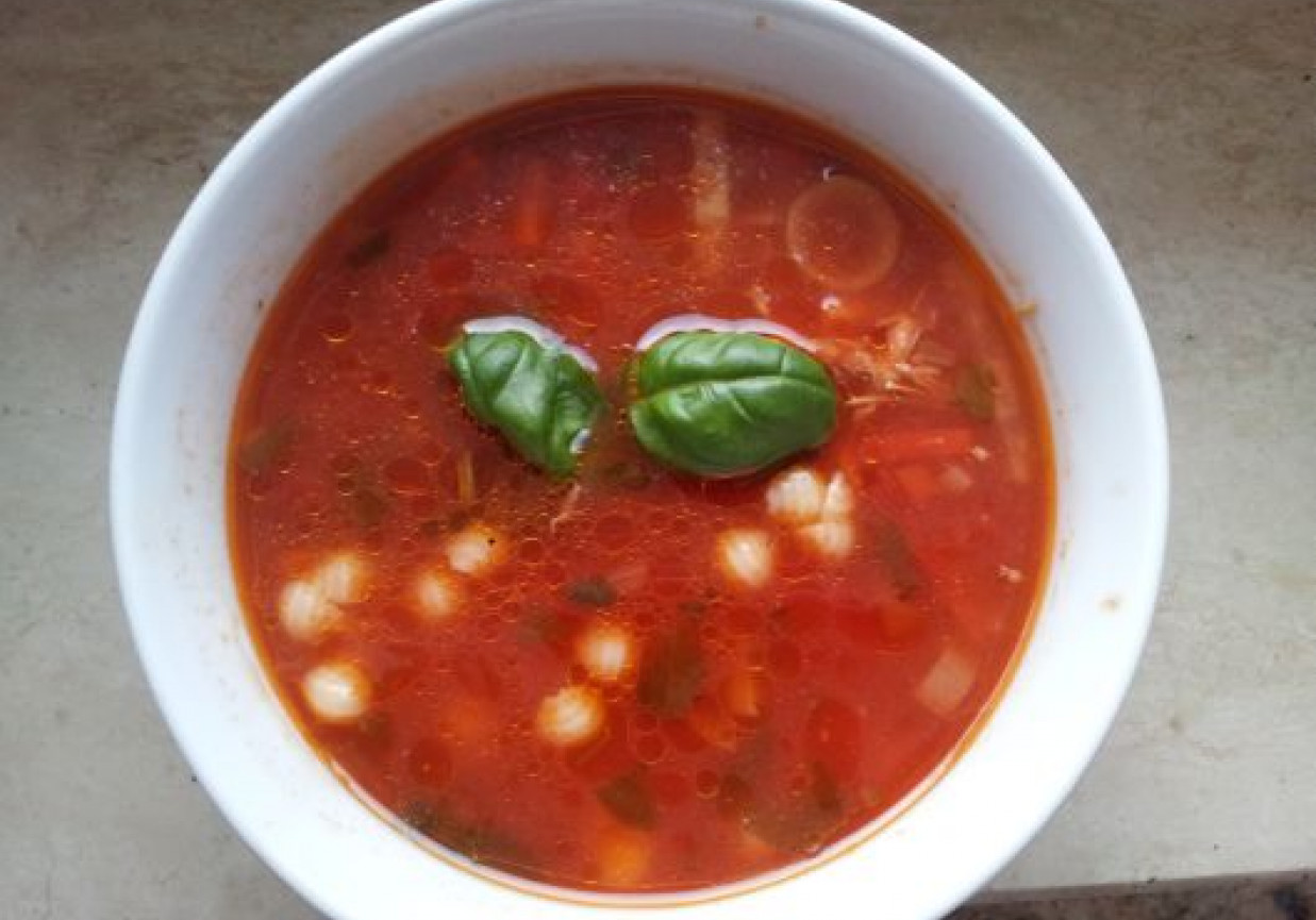 Pomidorówka z muszelkami foto