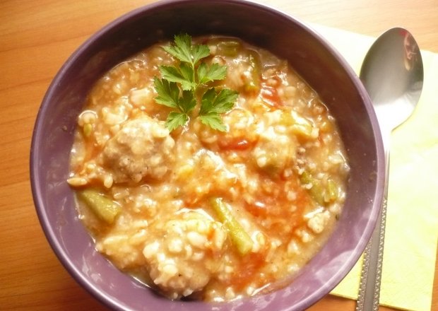 Fotografia przedstawiająca Pomidorówka z ryżem i pulpecikami