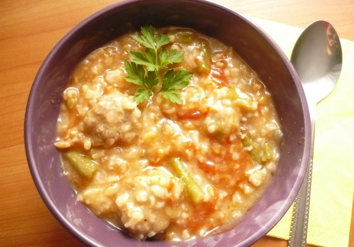 Pomidorówka z ryżem i pulpecikami foto