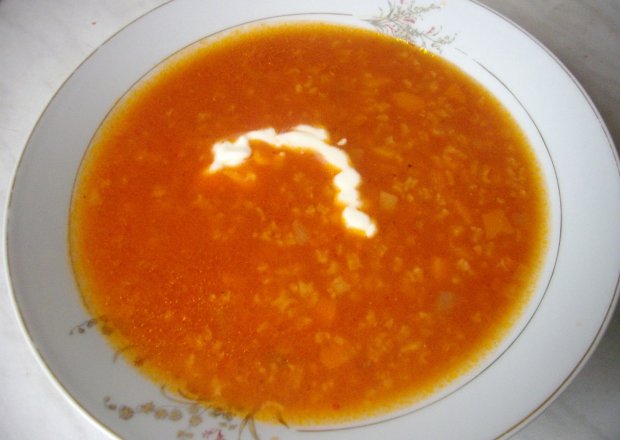 Fotografia przedstawiająca Pomidorówka z ryżem