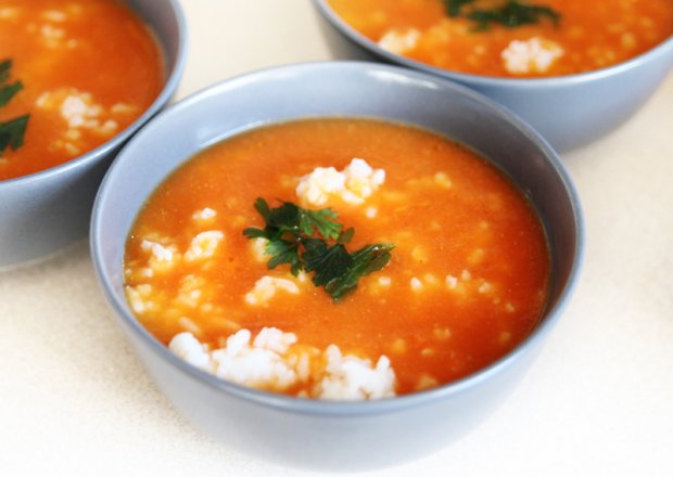 Fotografia przedstawiająca Pomidorówka z ryżem
