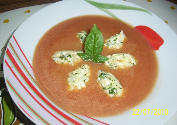 Fotografia przedstawiająca Pomidorówka z serowymi kluseczkami