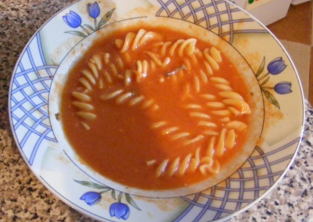 Fotografia przedstawiająca Pomidorówka ze świderkami na gęsinie