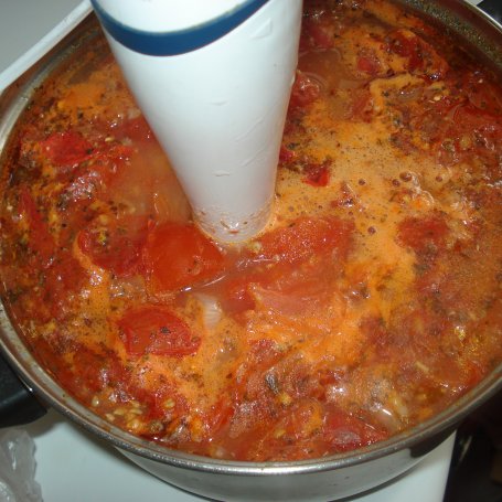 Krok 7 - Pomidorówka ze świezych pomidorów z lanym ciastem  foto