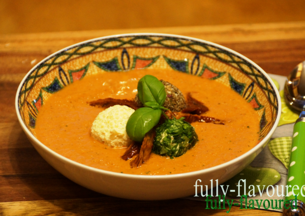 Fotografia przedstawiająca Pomidorowo-bazyliowa zupa krem z serowo-jaglanymi kulkami bazyliowymi
