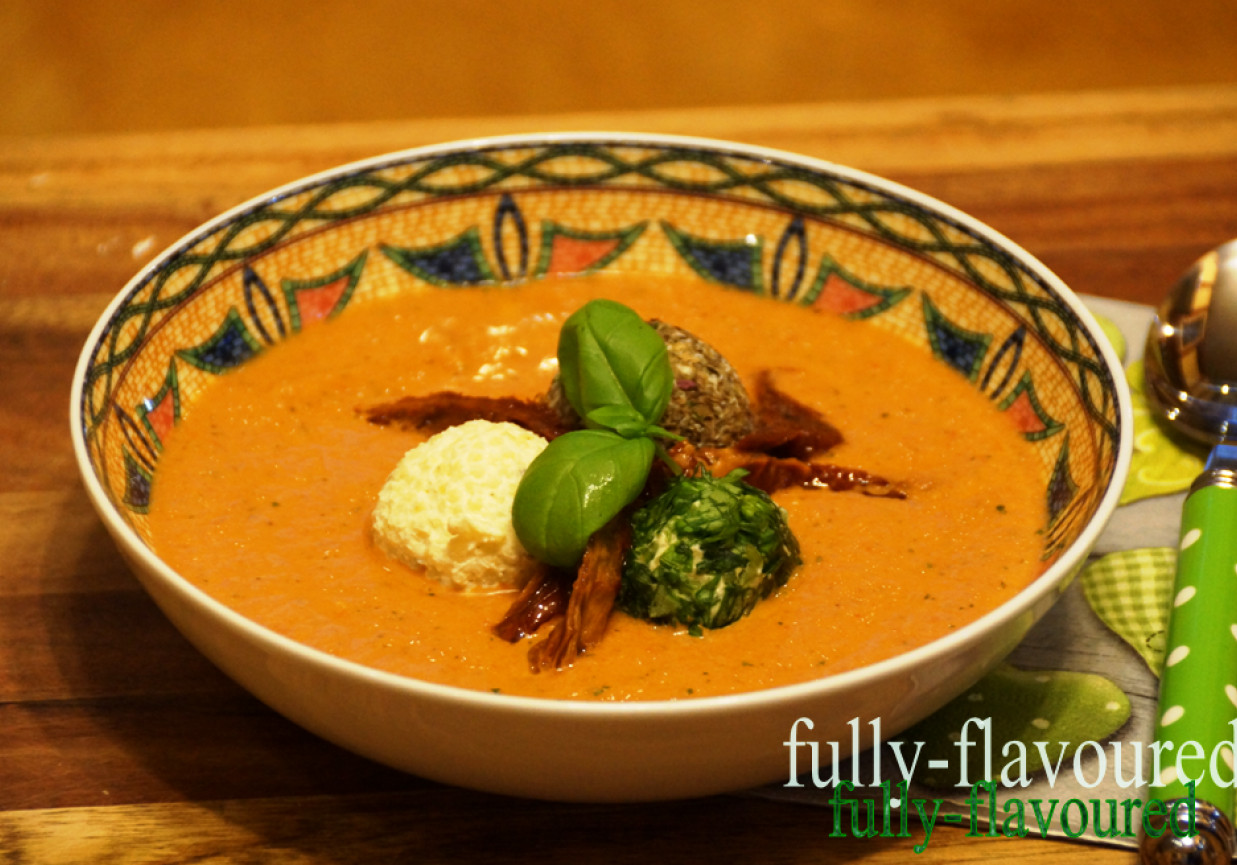 Pomidorowo-bazyliowa zupa krem z serowo-jaglanymi kulkami bazyliowymi foto