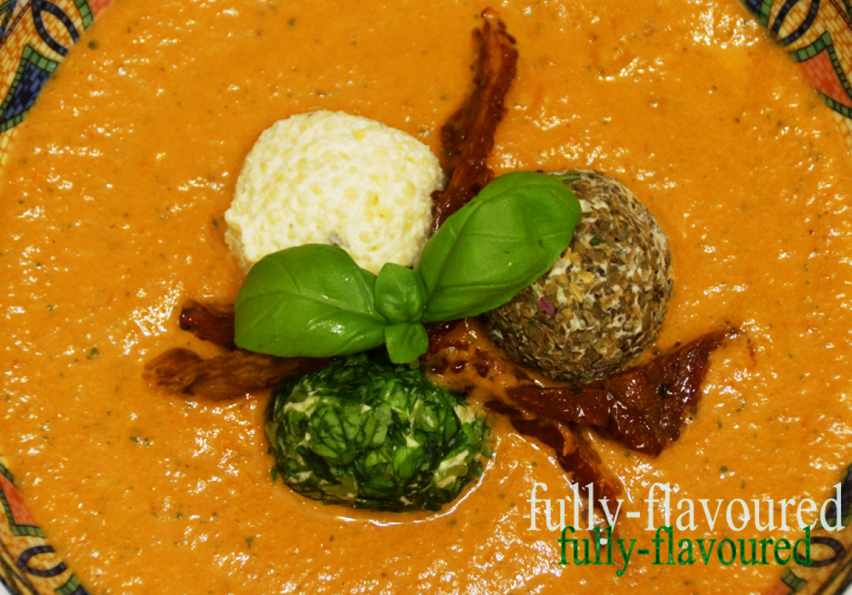 Pomidorowo-bazyliowa zupa krem z serowo-jaglanymi kulkami bazyliowymi foto