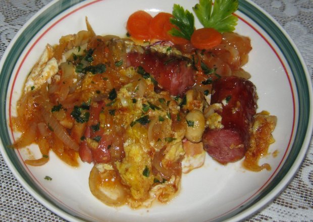 Fotografia przedstawiająca Pomidorowo cebulowa jajecznica