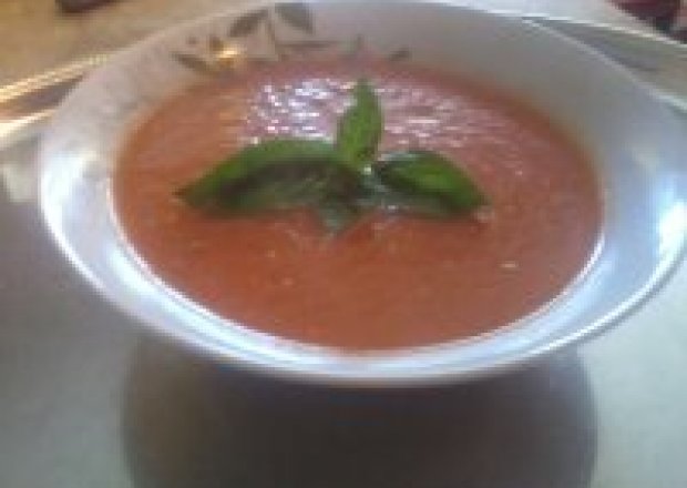 Fotografia przedstawiająca Pomidorowo- cukiniowy krem z dodatkiem bazyli