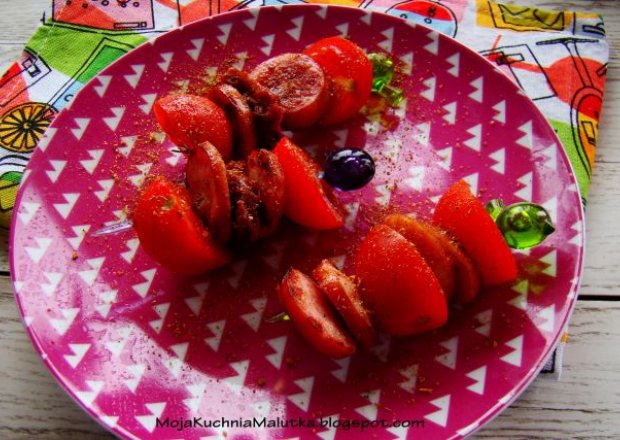 Fotografia przedstawiająca Pomidorowo kiełbaskowe szaszłyki