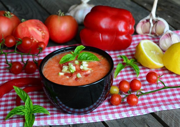Fotografia przedstawiająca Pomidorowo – paprykowy chłodnik z nutką ostrości