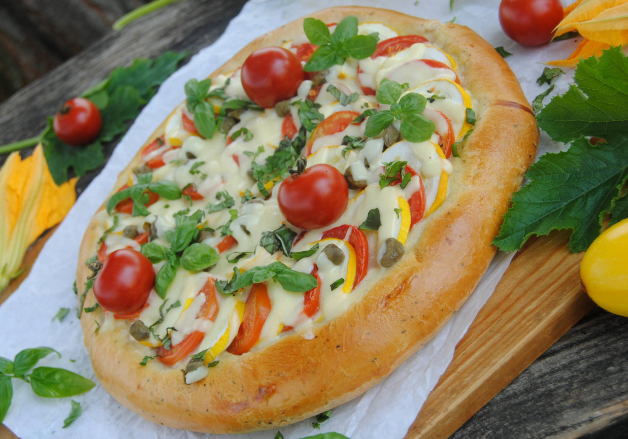 Pomidorowo-cukiniowa pizza foto