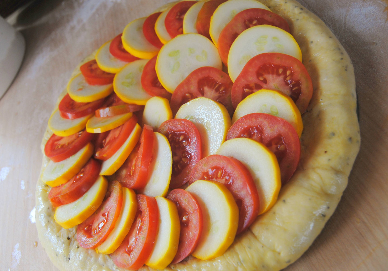 Pomidorowo-cukiniowa pizza foto