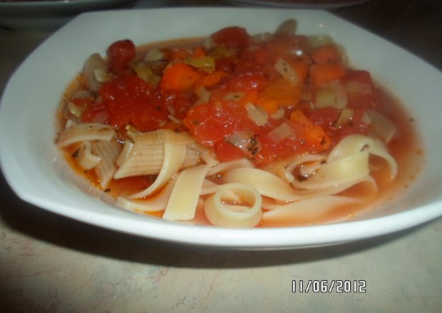 Fotografia przedstawiająca Pomidorowo-warzywna z makaronem różniastym