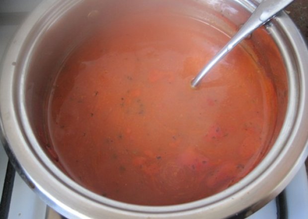 Fotografia przedstawiająca Pomidorowo-ziołowy sos do gołąbków