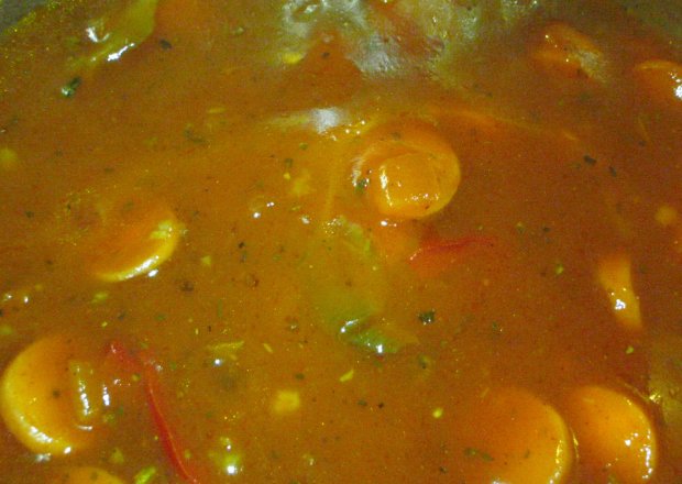 Fotografia przedstawiająca Pomidorowy gulasz parówkowy