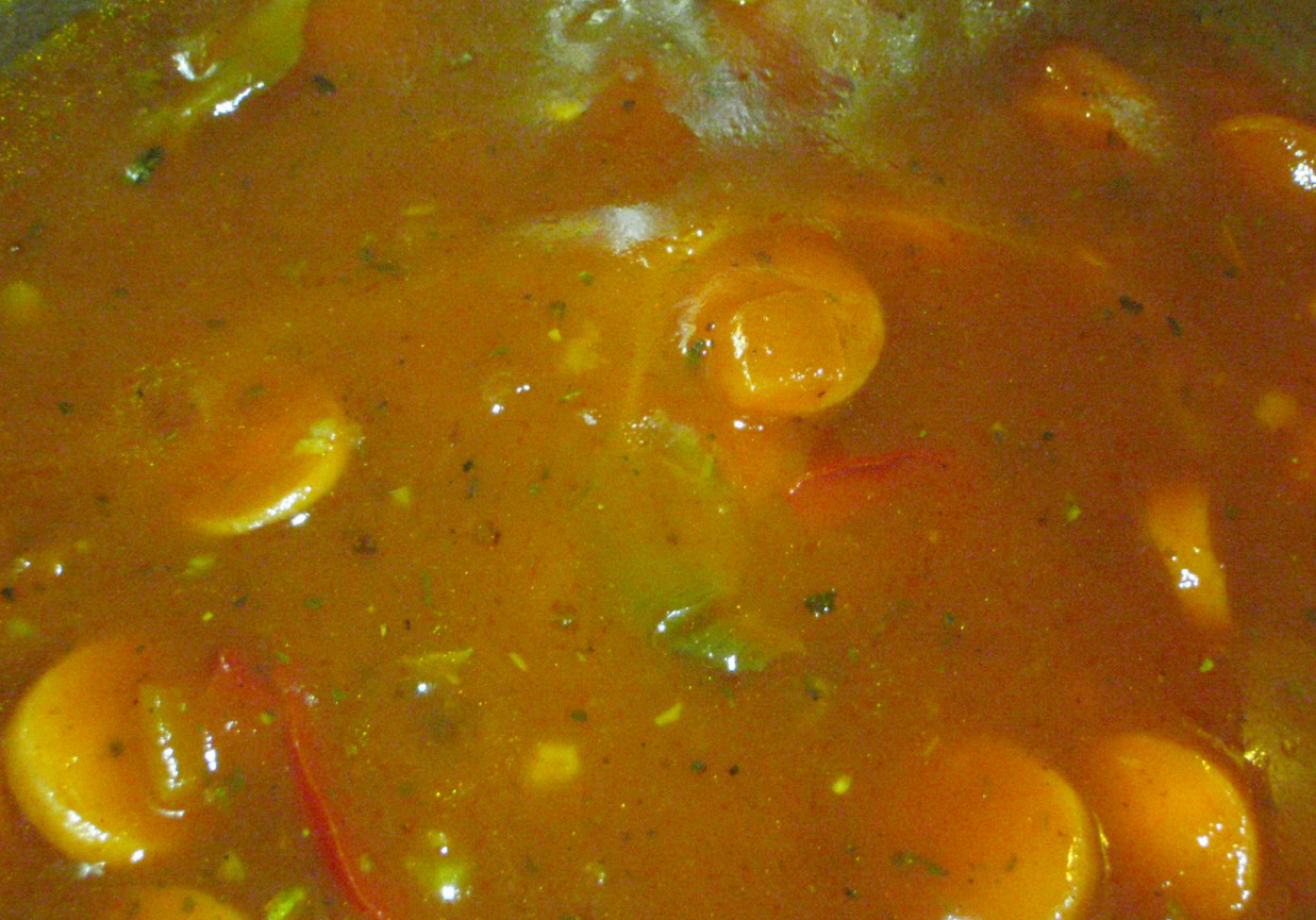 Pomidorowy gulasz parówkowy foto