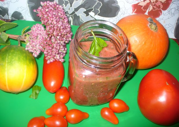 Fotografia przedstawiająca Pomidorowy miks ze szpinakiem, bazylią i rukolą