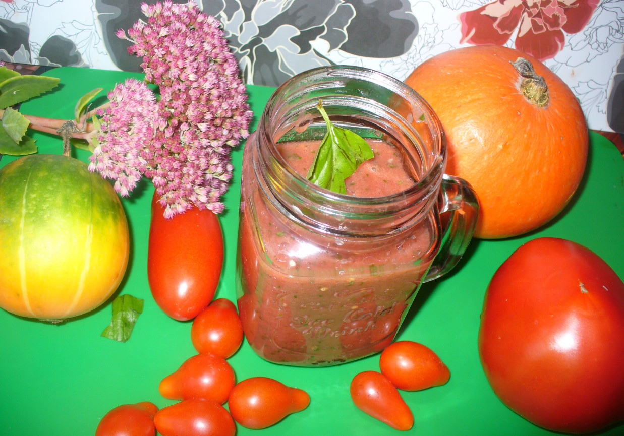 Pomidorowy miks ze szpinakiem, bazylią i rukolą  foto