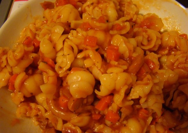 Fotografia przedstawiająca Pomidorowy sos do makaronu z dodatkami