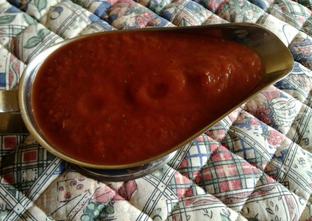 Fotografia przedstawiająca Pomidorowy sos z bazylią