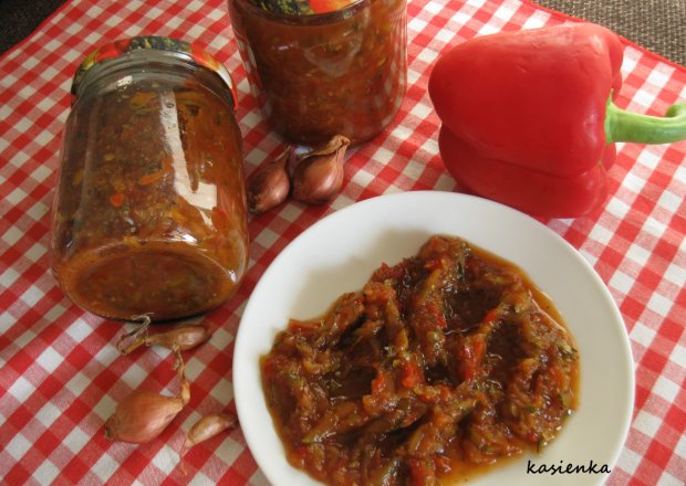 Fotografia przedstawiająca Pomidorowy sos z cukinii, papryki i cebuli