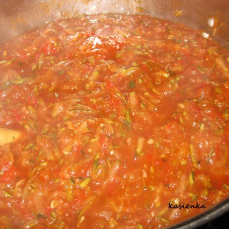 Krok 7 - Pomidorowy sos z cukinii, papryki i cebuli foto