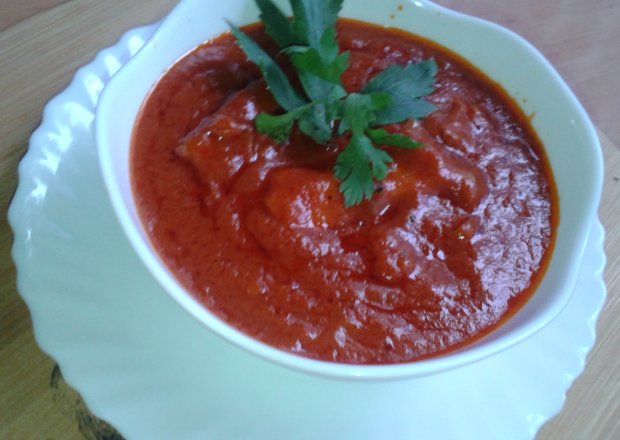 Fotografia przedstawiająca Pomidorowy sosik z boczkiem wędzonym