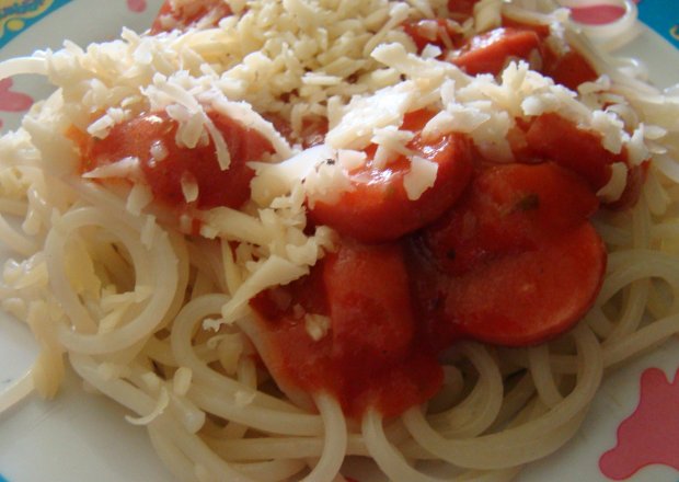 Fotografia przedstawiająca Pomidorowy sosik z paróweczkami