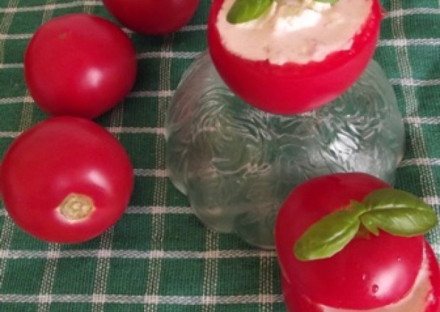 Fotografia przedstawiająca Pomidory faszerowane fetą
