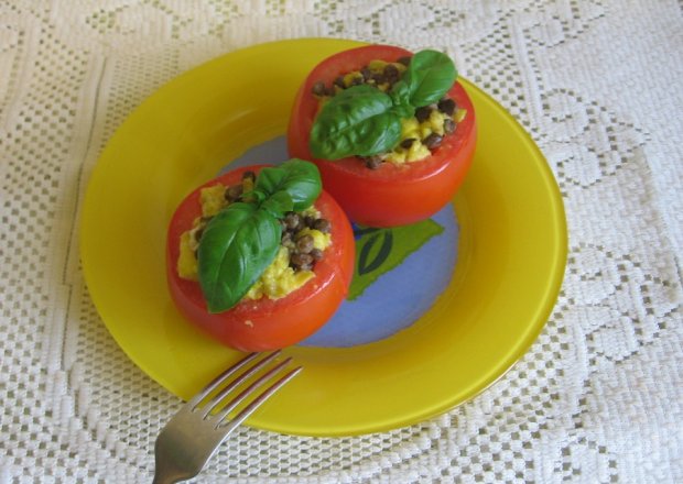 Fotografia przedstawiająca Pomidory faszerowane jajkiem i soczewicą