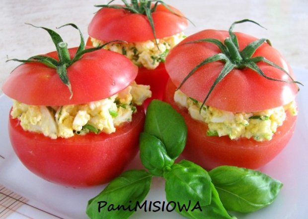 Fotografia przedstawiająca Pomidory faszerowane jajkiem